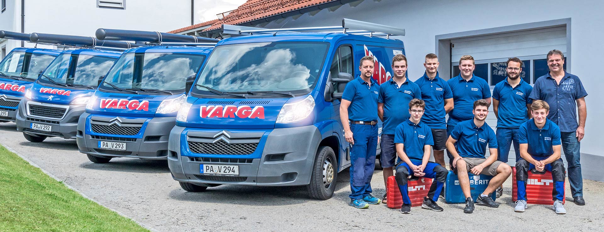 Das Team von Varga Heizungsbau vor den Firmenfahrzeugen in Passau-Neustift
