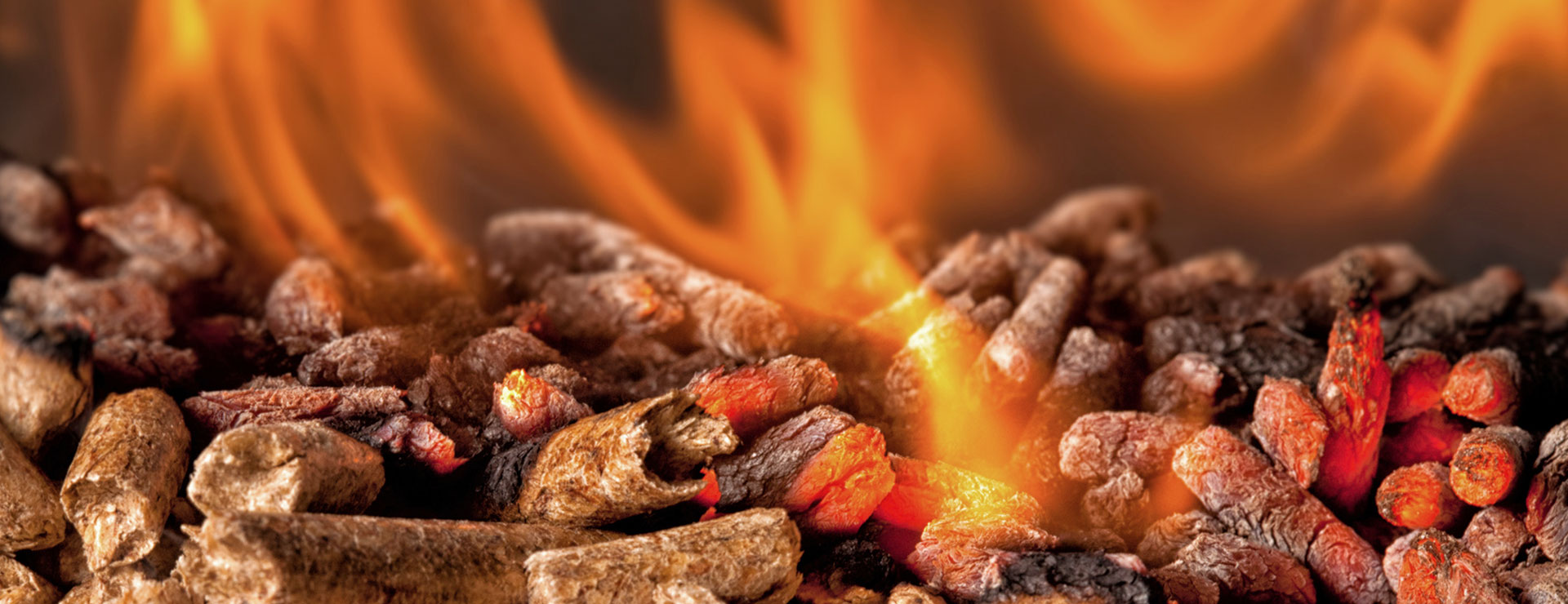 Glühende Holzpellets – Wärme aus nachwachsendem Rohstoff