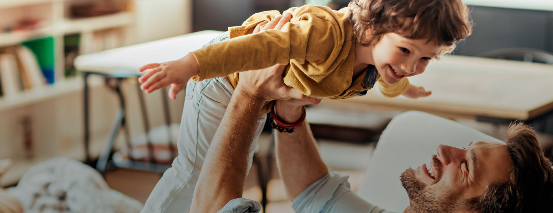 Vater und Kind zu Hause – Wärme und Geborgenheit durch funktionierende Haustechnik